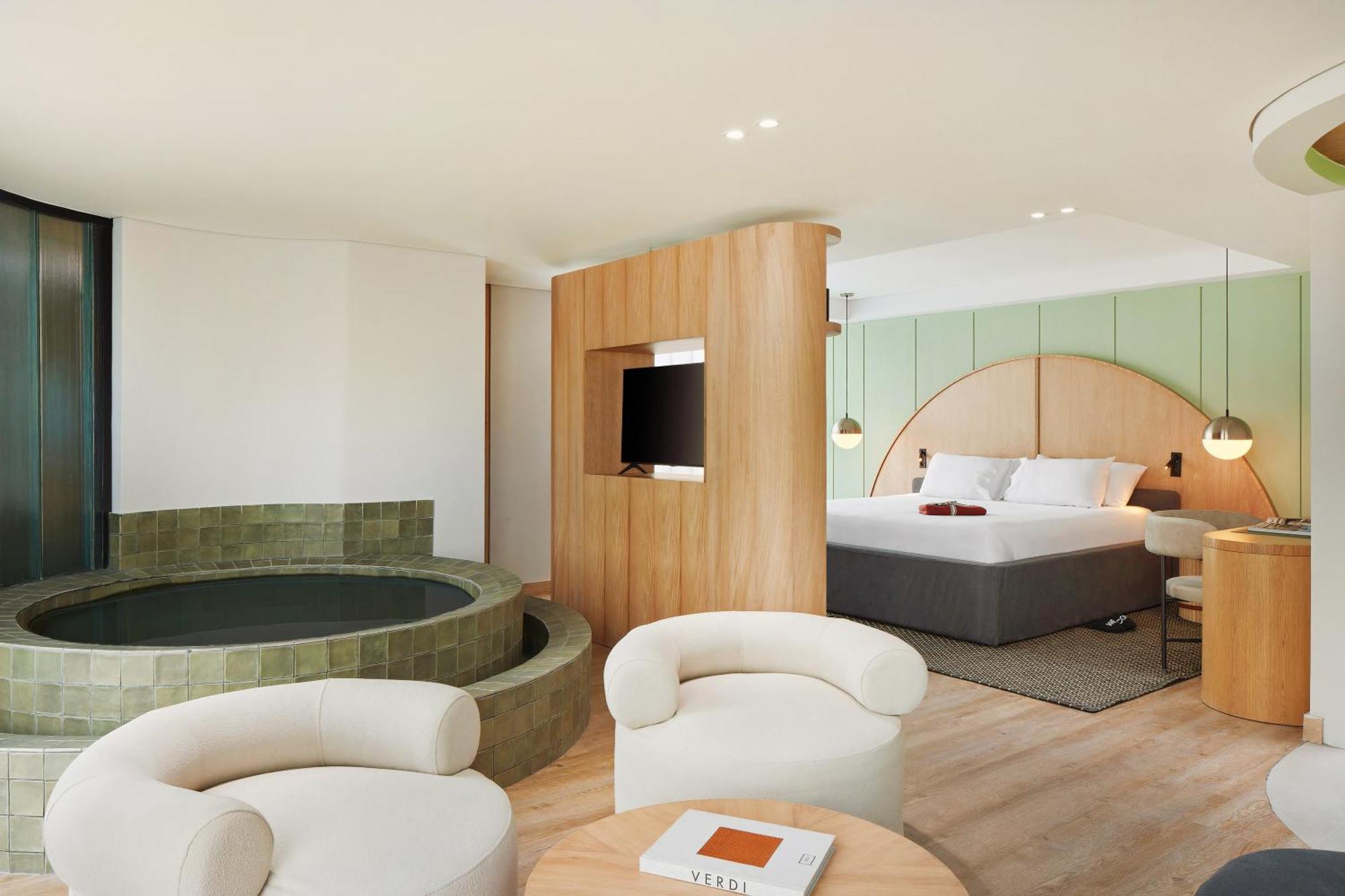 Hotel Wellcomm & 4*